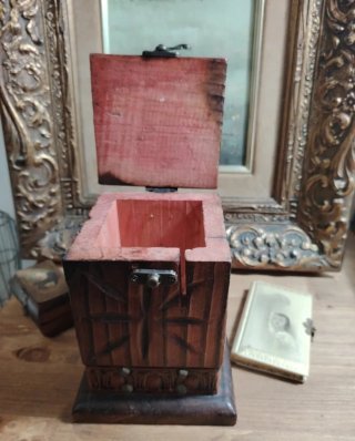 Antiguo limosnero de madera con cruz