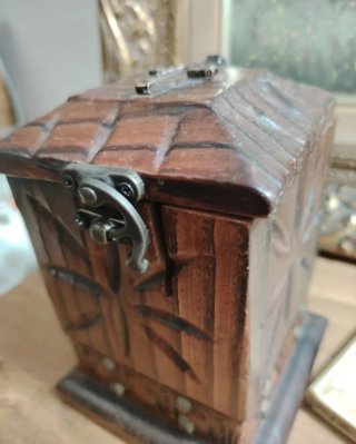 Antiguo limosnero de madera con cruz
