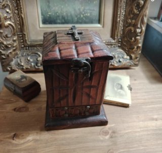 Antiguo limosnero de madera con cruz
