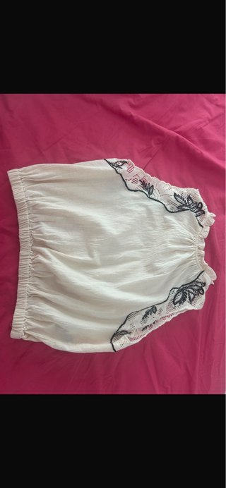 Blusa blanca talla S con encaje