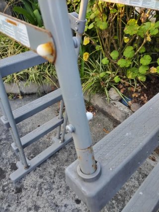 Escalera piscina metal gris se recoge en el sito,
