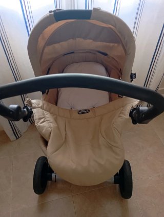 Carro de bebé marrón y beige