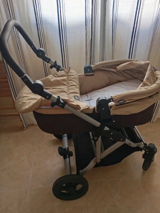 Carro de bebé marrón y beige