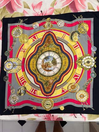 Sciarpa Hermès La Ronde des Heures di Loïc Dubigeon