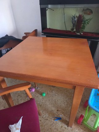 Silla de madera y tapizado rojo