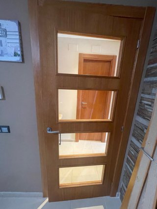 Puerta de madera con cristales