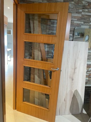 Puerta de madera con cristales
