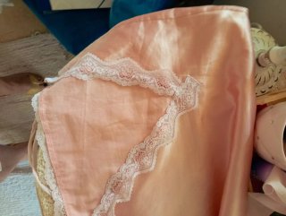 Camisón rosa de tirantes con encaje
