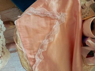 Camisón rosa de tirantes con encaje