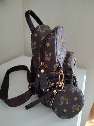 Mochila marrón con estampado dorado
