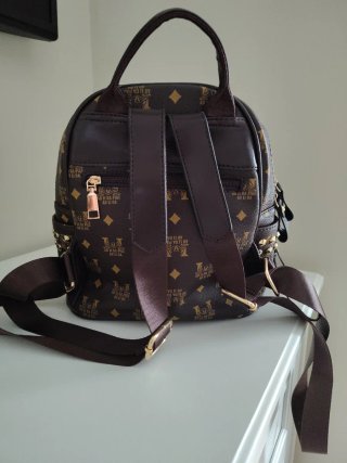 Mochila marrón con estampado dorado