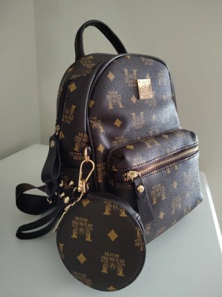 Mochila marrón con estampado dorado