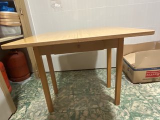 Mesa plegable de madera con sillas
