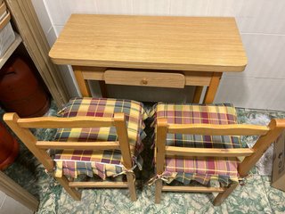 Mesa plegable de madera con sillas