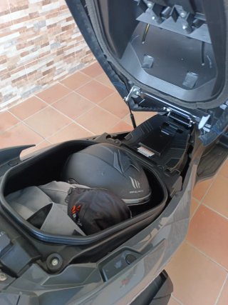 Suzuki Burgman 400 Maxi Scooter Gris