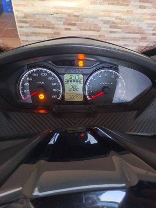 Suzuki Burgman 400 Maxi Scooter Gris