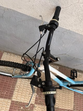 Bicicleta 24” blanca y azul