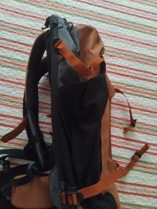 Mochila 40L Negra y Naranja
