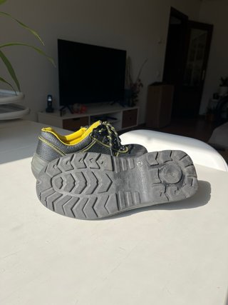 Zapatos de seguridad negros y amarillos