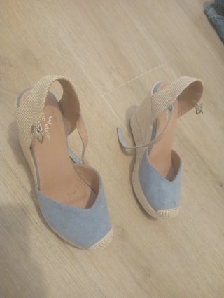 Zapatos de cuña azul y beige