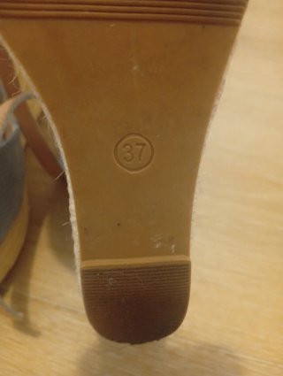 Zapatos de cuña azul y beige