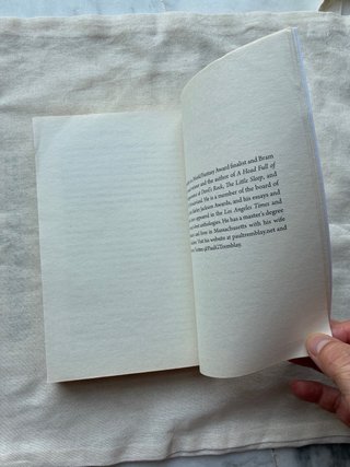 Libro en inglés:The cabin at the end of the world.