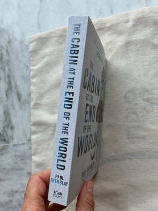 Libro en inglés:The cabin at the end of the world.
