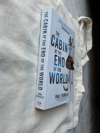 Libro en inglés:The cabin at the end of the world.