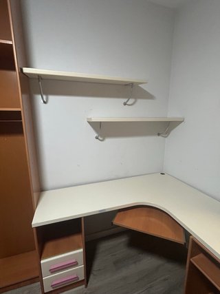 Escritorio de esquina blanco y madera