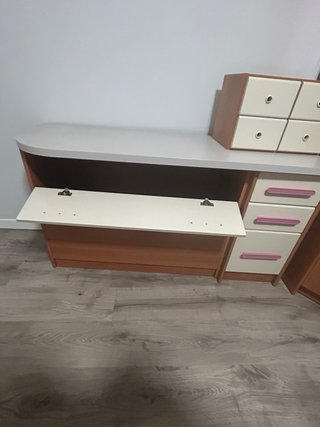 Escritorio de esquina blanco y madera