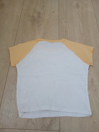 Camiseta blanca y naranja con mensaje