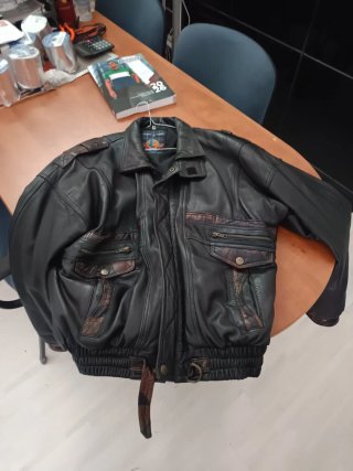 Cazadora de cuero negra