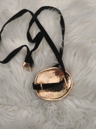 Collar con colgante dorado