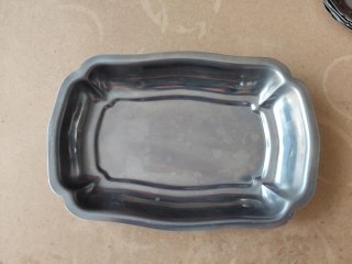 Bandeja honda de metal