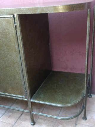 Mueble industrial metal color cobre metalizado.