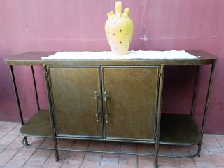 Mueble industrial metal color cobre metalizado.