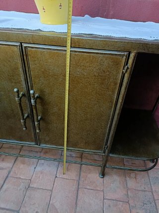 Mueble industrial metal color cobre metalizado.