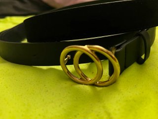 Due cinture nere con fibbia a doppio anello dorato