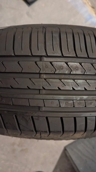Neumático Winrun 215/50ZR17. Solo usado 500 KM