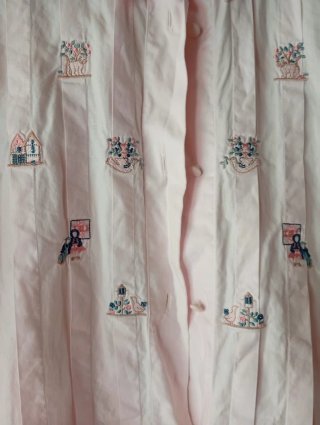 Blusa rosa claro con adornos bordados manga corta