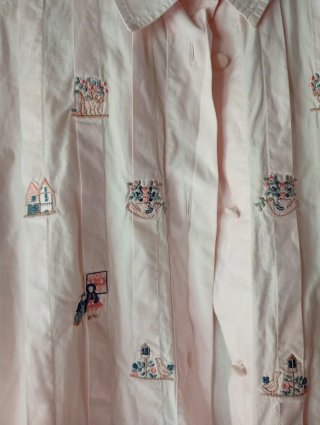 Blusa rosa claro con adornos bordados manga corta