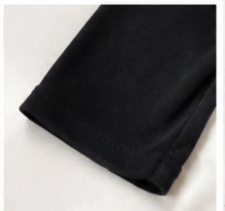Camiseta negra manga larga con detalles dorados