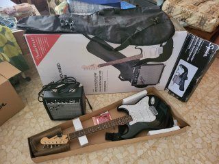 Guitarra Squier Stratocaster con Amplificador