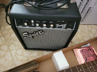 Guitarra Squier Stratocaster con Amplificador