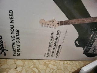 Guitarra Squier Stratocaster con Amplificador