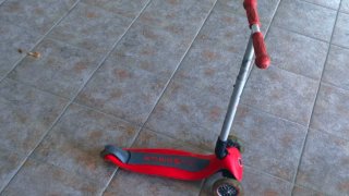 Monopattino per bambini a 3 ruote rosso