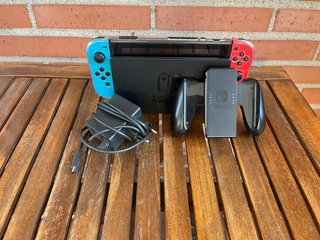 Nintendo Switch Azul/Rojo con sus accesorios