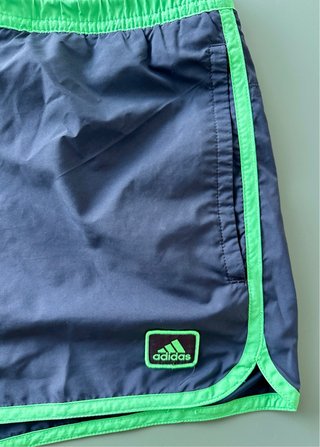 Bañador Adidas gris oscuro con ribete verde