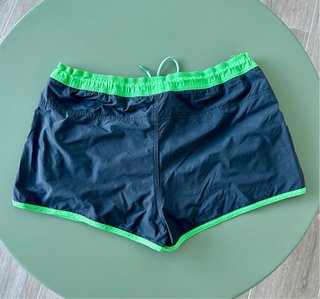 Bañador Adidas gris oscuro con ribete verde