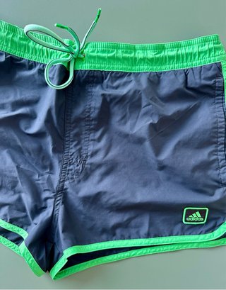 Bañador Adidas gris oscuro con ribete verde